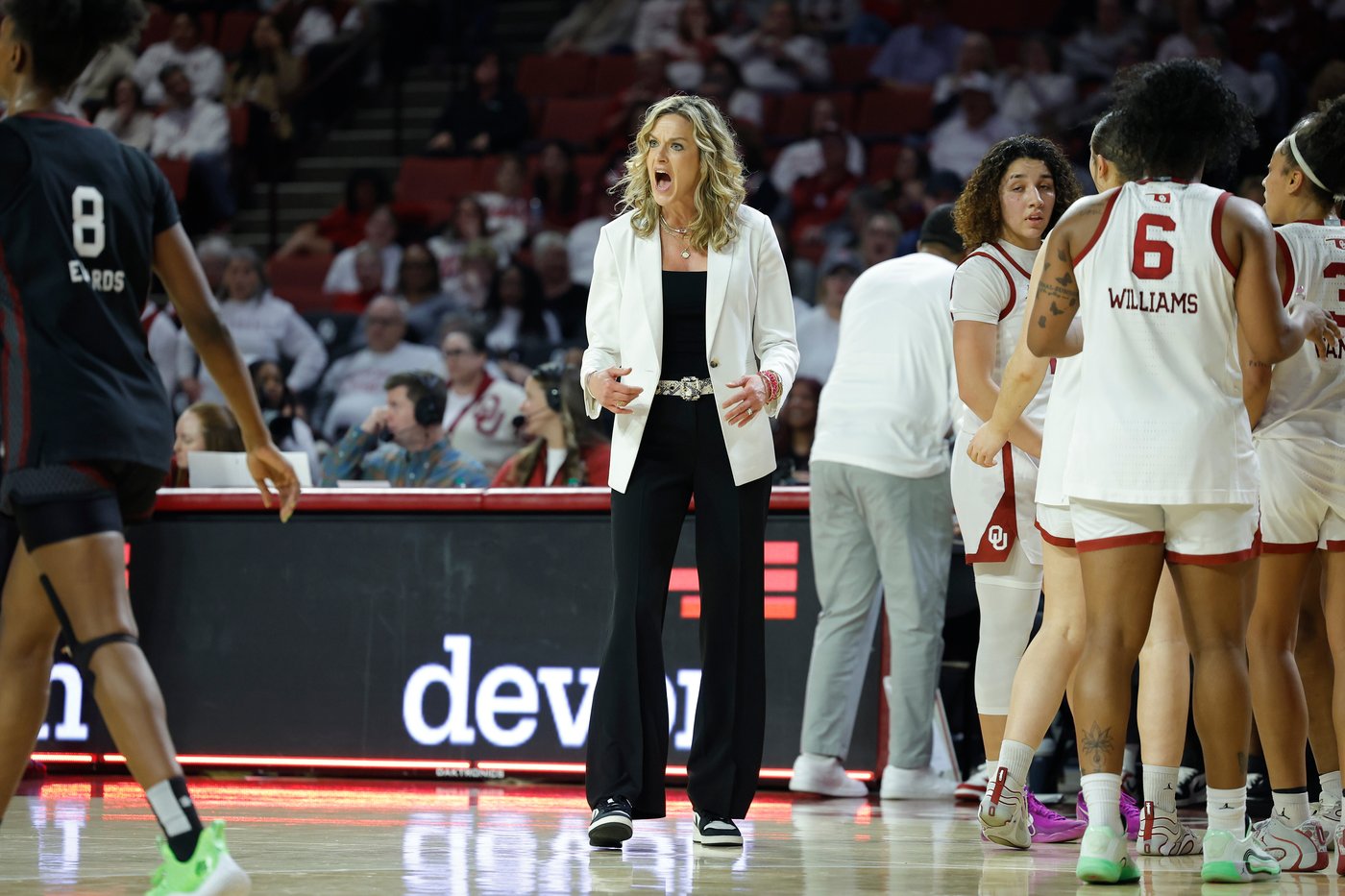 Chavez scores 15 of her 26 points in overtime as No. 16 Oklahoma stuns No. 2 South Carolina 94-82 | iNFOnews.ca