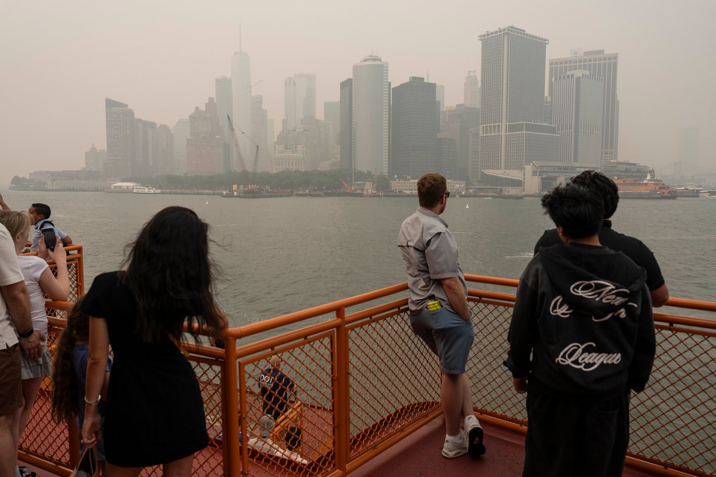 Heavy smoke from wildfires is darkening skies from the US Midwest to the East Coast, in photos | iNFOnews.ca