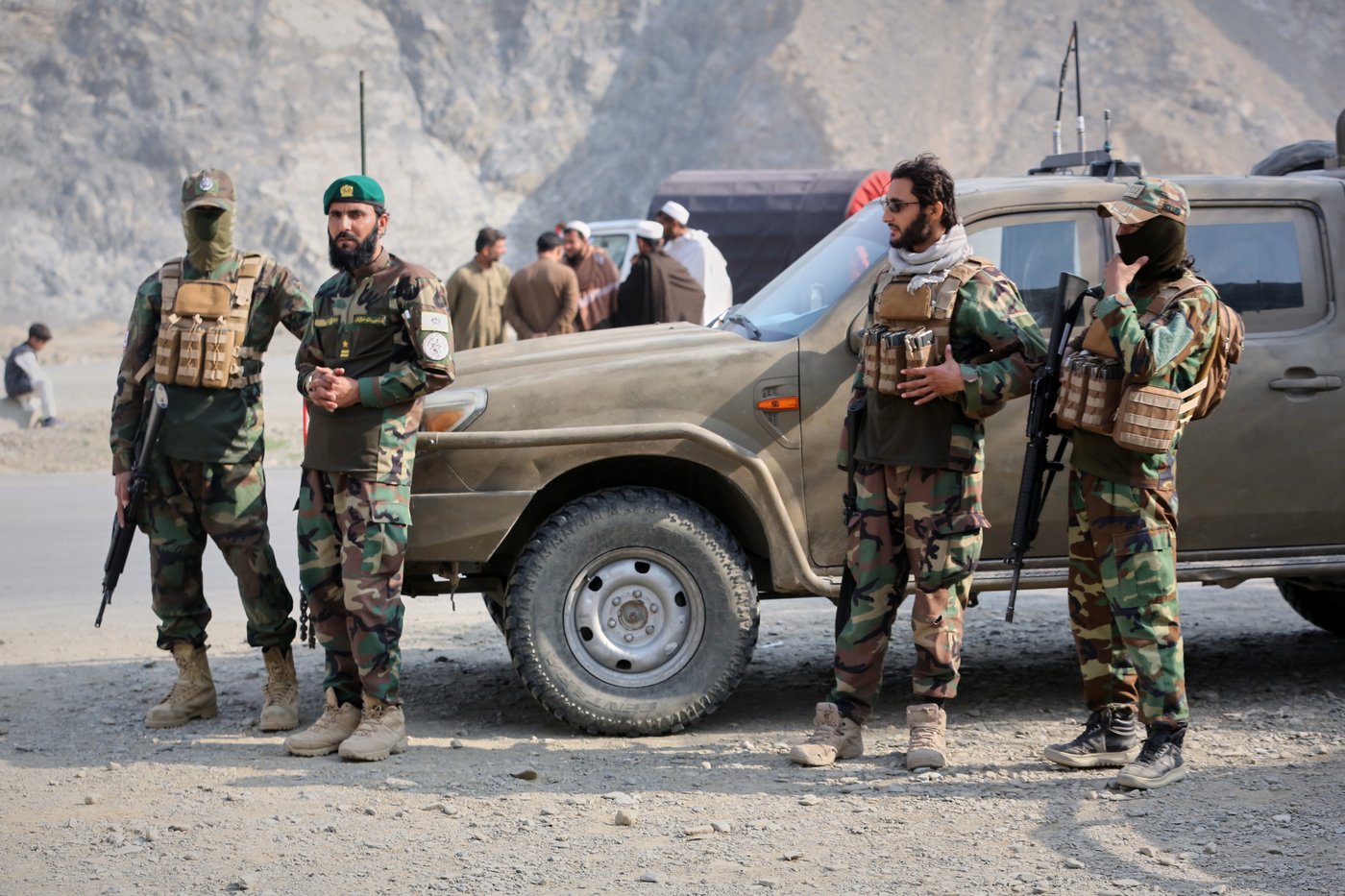 Afghanistan's soldiers guard the border with Pakistan as both countries trade attacks, in photos | iNFOnews.ca