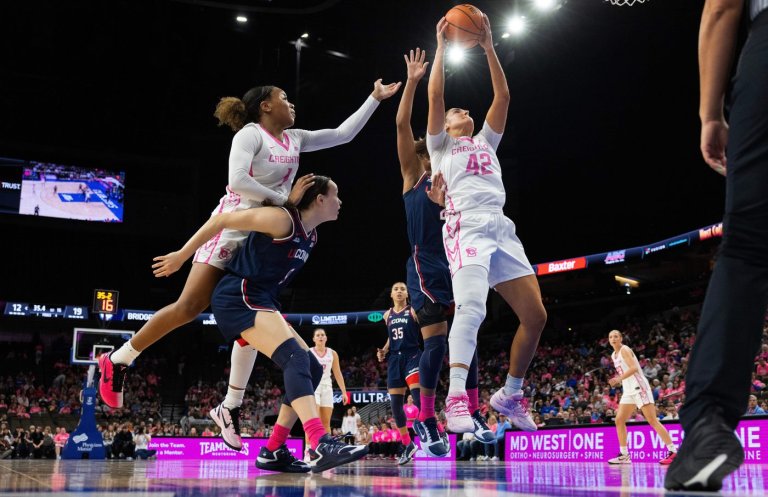 Sarah Strong records double-double as No. 1 UConn routs Creighton 95-54 | iNFOnews.ca