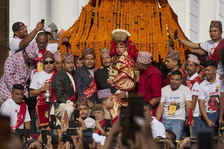 See Nepal's living goddess leave her palace to bless throngs of worshipers | iNFOnews.ca