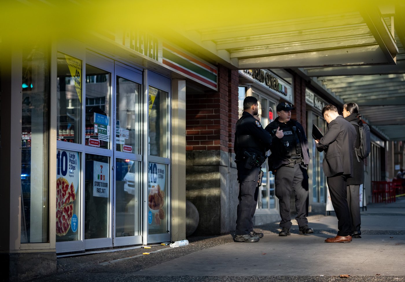 Downtown Vancouver stabbing suspect shot dead by police | iNFOnews.ca