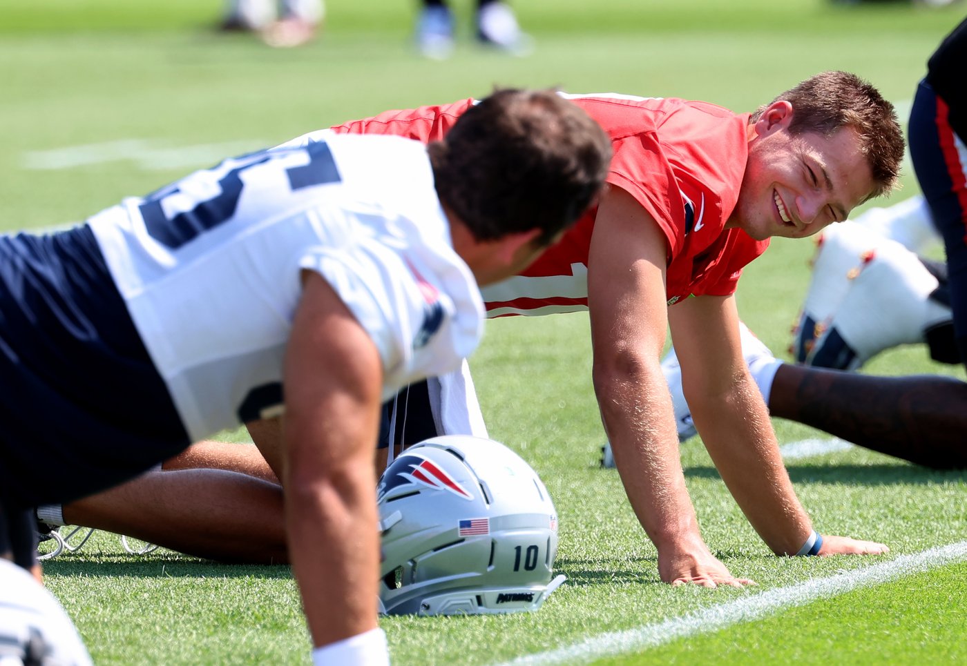 Hunter Henry ends limbo, signing a 2-year extension with Patriots through 2027 | iNFOnews.ca