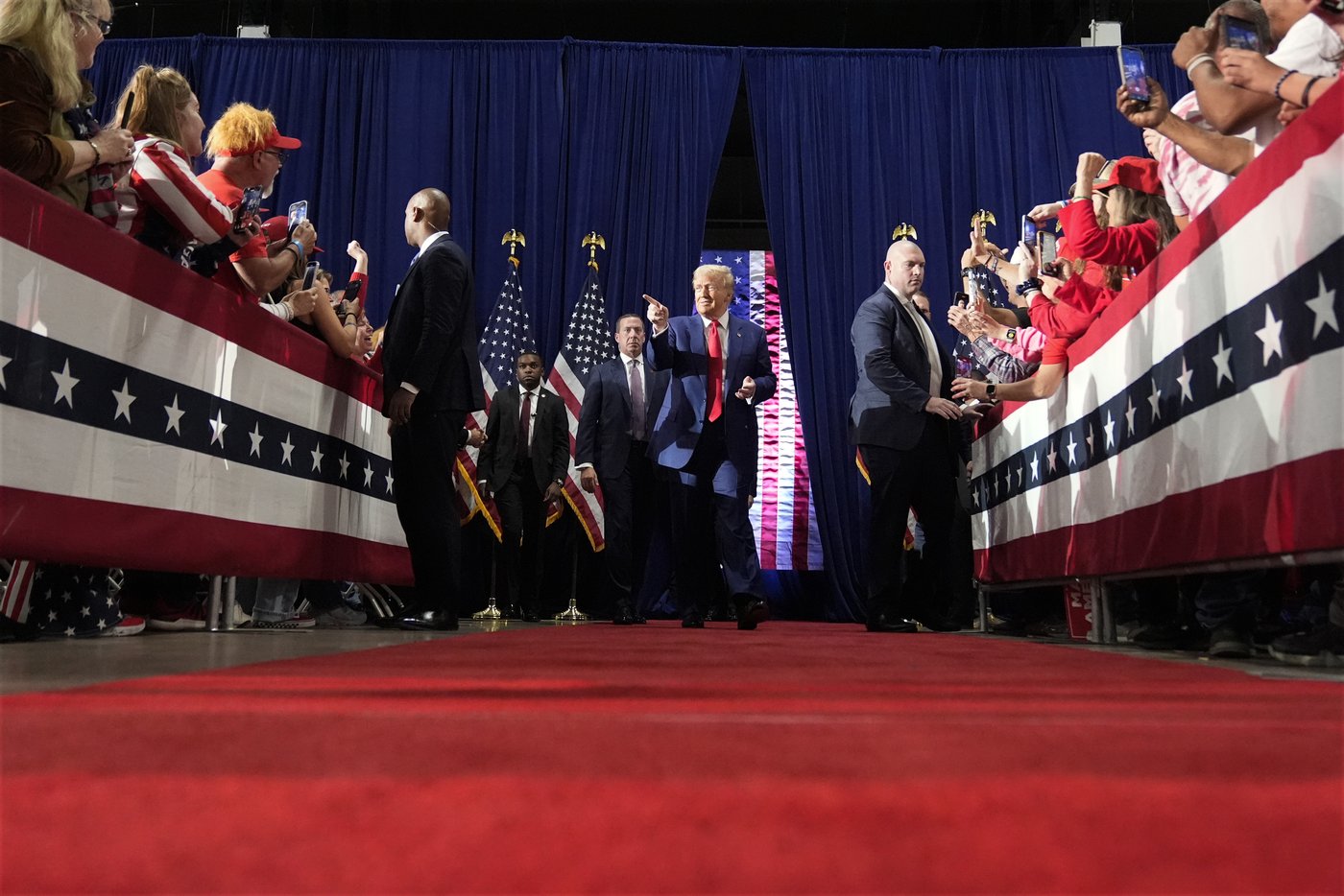 Trump's Pennsylvania town hall turns into impromptu concert after medical incidents | iNFOnews.ca Trump's Pennsylvania town hall turns into impromptu concert after medical incidents | iNFOnews.ca