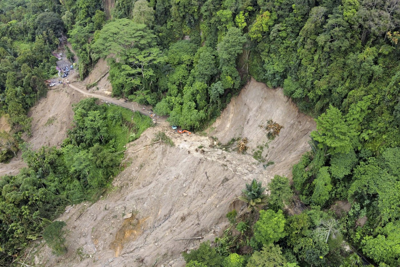 Landslide triggered by rain in Indonesia's Sumatra island kills 9 people in a tourist bus | iNFOnews.ca Landslide triggered by rain in Indonesia's Sumatra island kills 9 people in a tourist bus | iNFOnews.ca