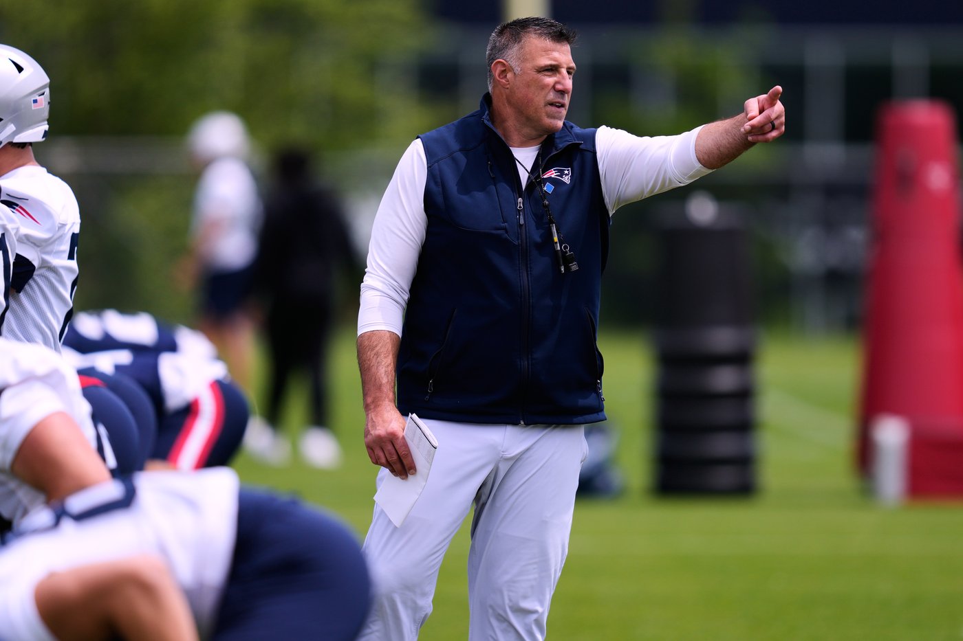 Patriots coach Mike Vrabel focused on spring workouts after missing final day of draft last month | iNFOnews.ca