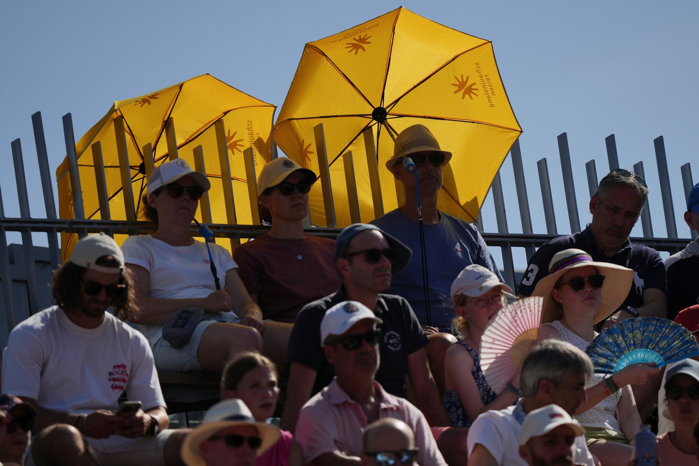 Heat wave at French Open impacts the clay courts and sends fans to sprinklers | iNFOnews.ca