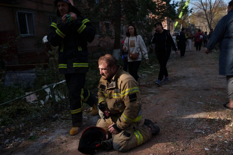Rescuers pull bodies from rubble as Ukraine's death toll rises to 22 from a Russian missile strike | iNFOnews.ca