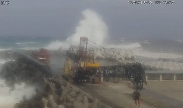 Typhoon hits Japanese islands south of Tokyo with heavy rain | iNFOnews.ca