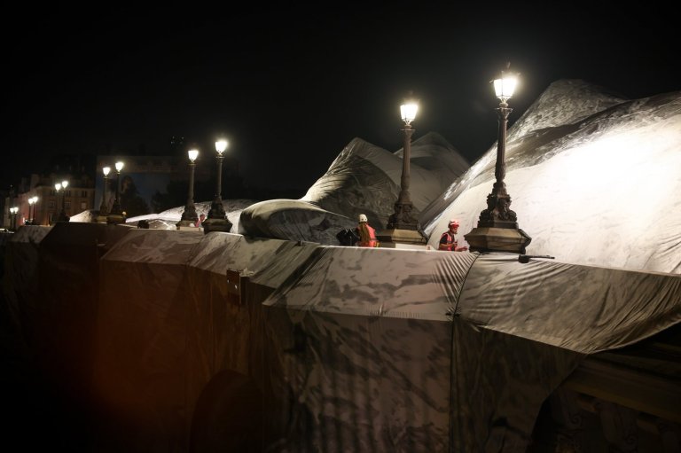 French artist JR begins his giant ‘cave’ art inflation over Paris’ oldest bridge | iNFOnews.ca