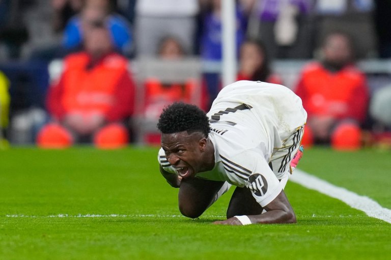Vinícius Júnior jeered by Benfica fans. Madrid supporters show anti-racism banner | iNFOnews.ca