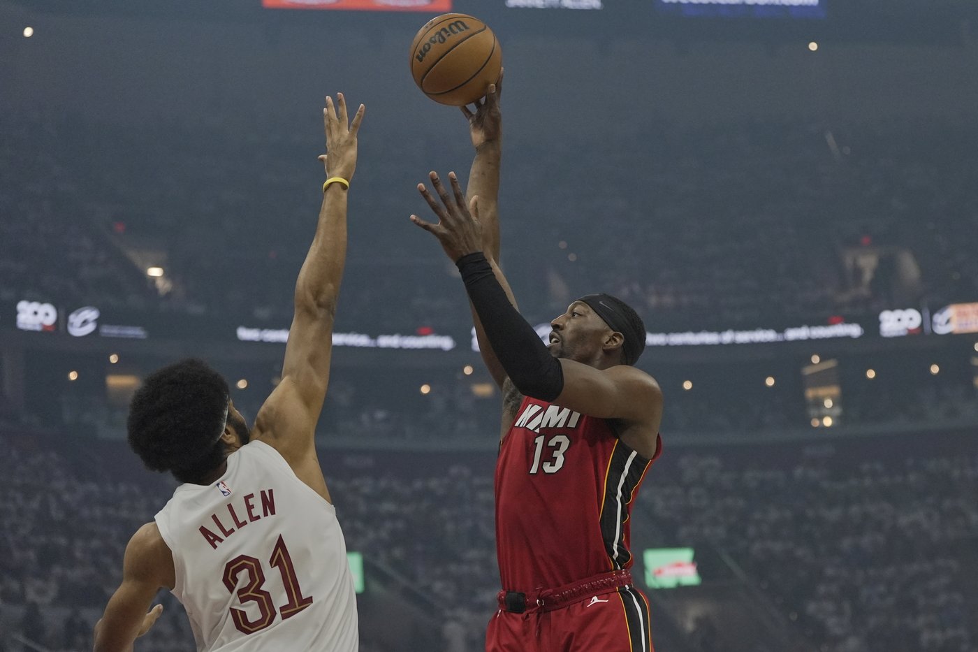 Mitchell, Jerome help Cavaliers rout Heat 121-100 in Game 1 of 1st-round series | iNFOnews.ca