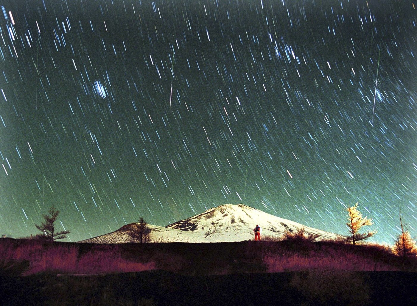 The Leonid meteor shower peaks as the supermoon wanes | iNFOnews.ca