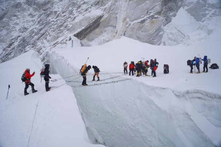 Sherpa guide missing for a week on Mount Everest rescued while crawling to base camp | iNFOnews.ca