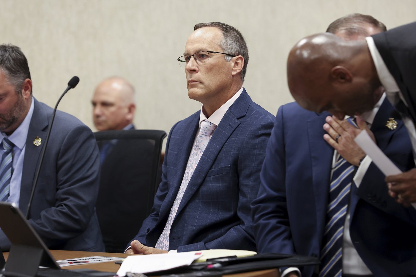 Judge throws out murder charge against Michigan officer who struck a fleeing man | iNFOnews.ca