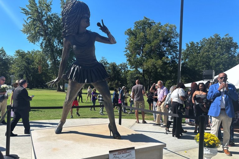 Statue of rock n' roll queen Tina Turner unveiled in Tennessee community where she grew up | iNFOnews.ca
