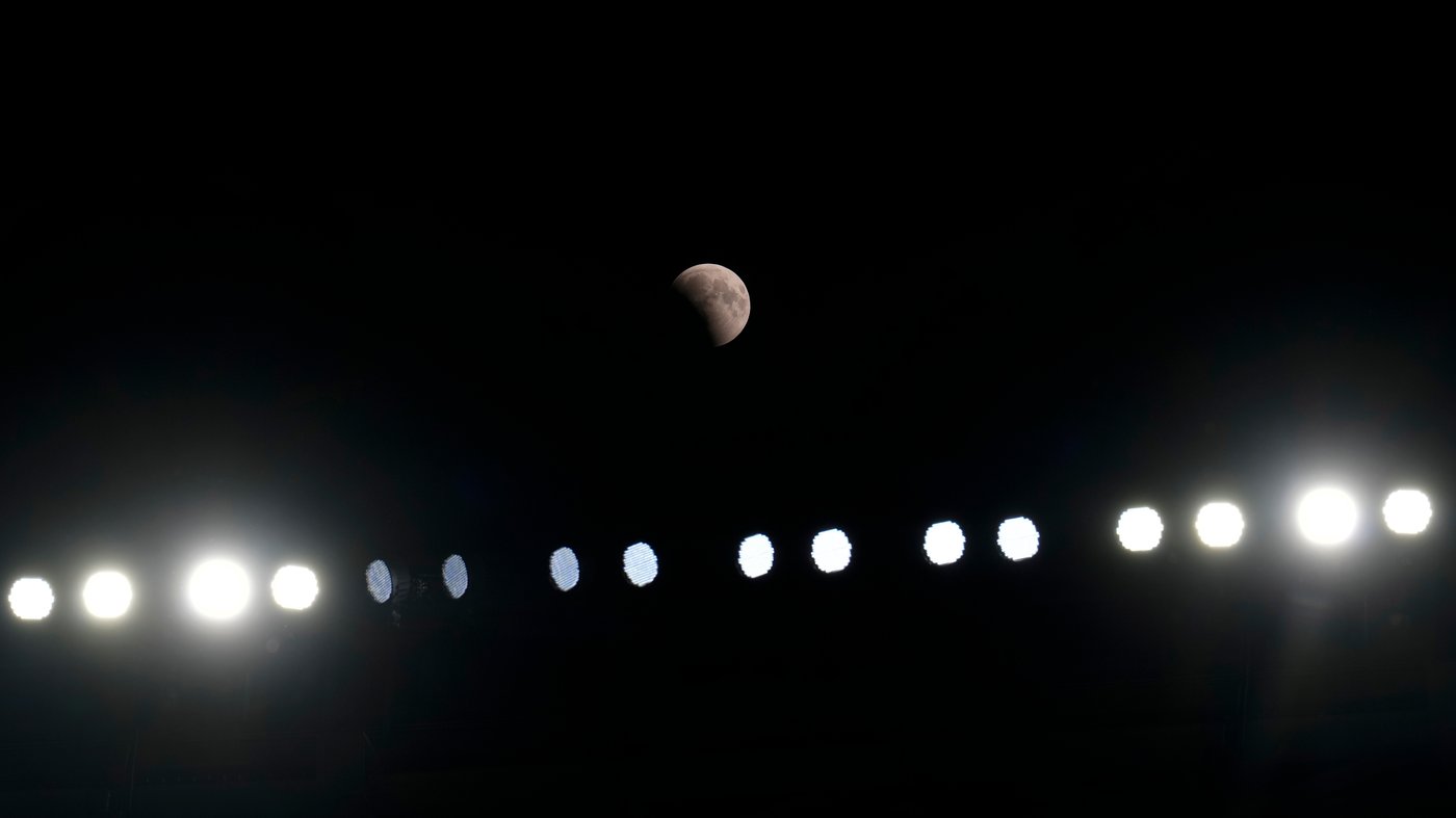 A lunar eclipse lights up skies across the Americas. in photos | iNFOnews.ca