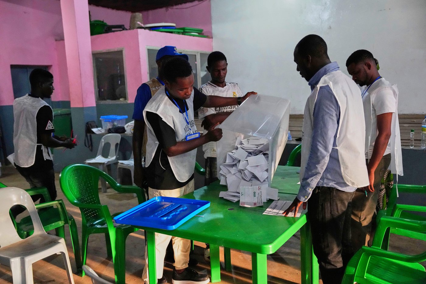 Guinea opposition claims irregularities in constitutional referendum | iNFOnews.ca