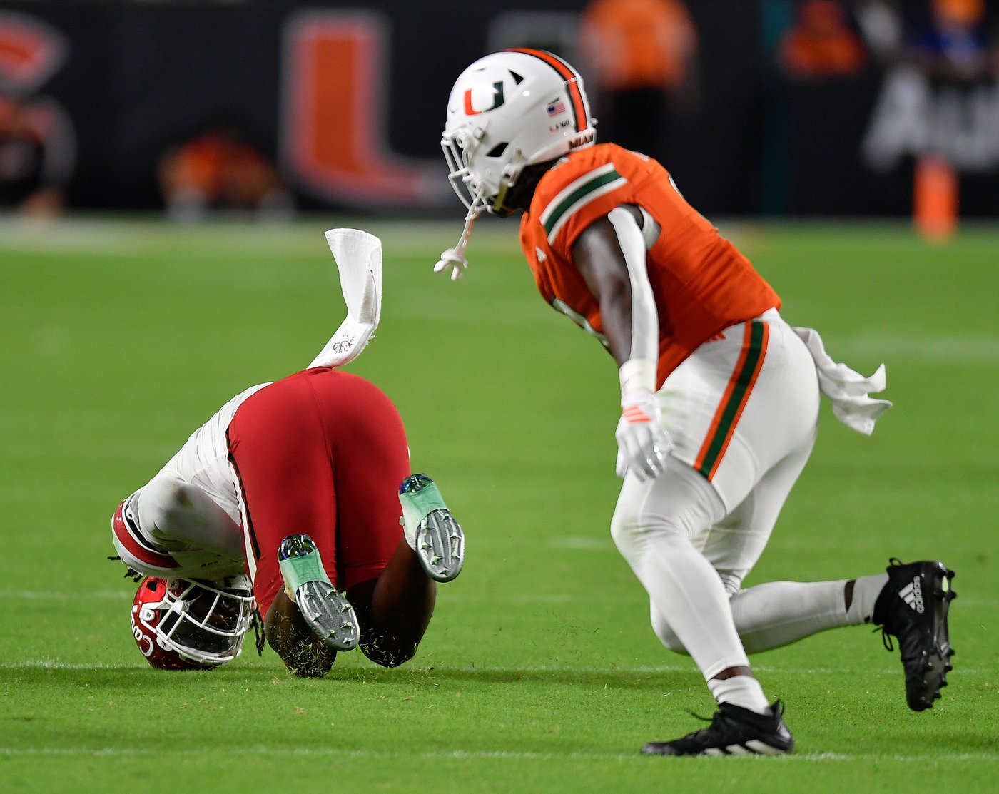 Louisville intercepts 4 of Beck's passes, tops No. 2 Miami 24-21 to end Hurricanes' home streak | iNFOnews.ca Louisville intercepts 4 of Beck's passes, tops No. 2 Miami 24-21 to end Hurricanes' home streak | iNFOnews.ca