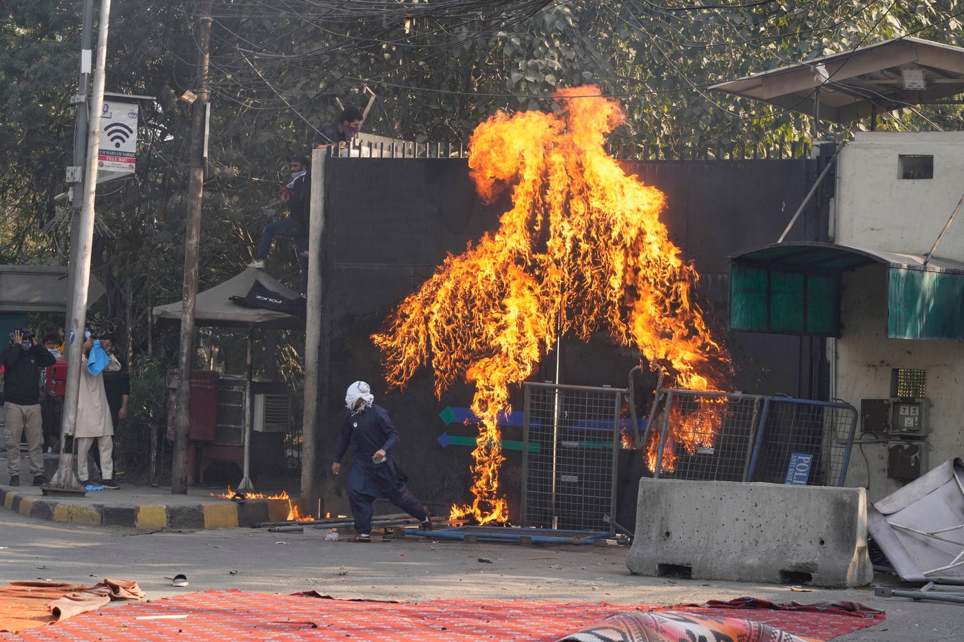 At least 22 people killed in Pakistan as protesters try to storm US Consulate | iNFOnews.ca