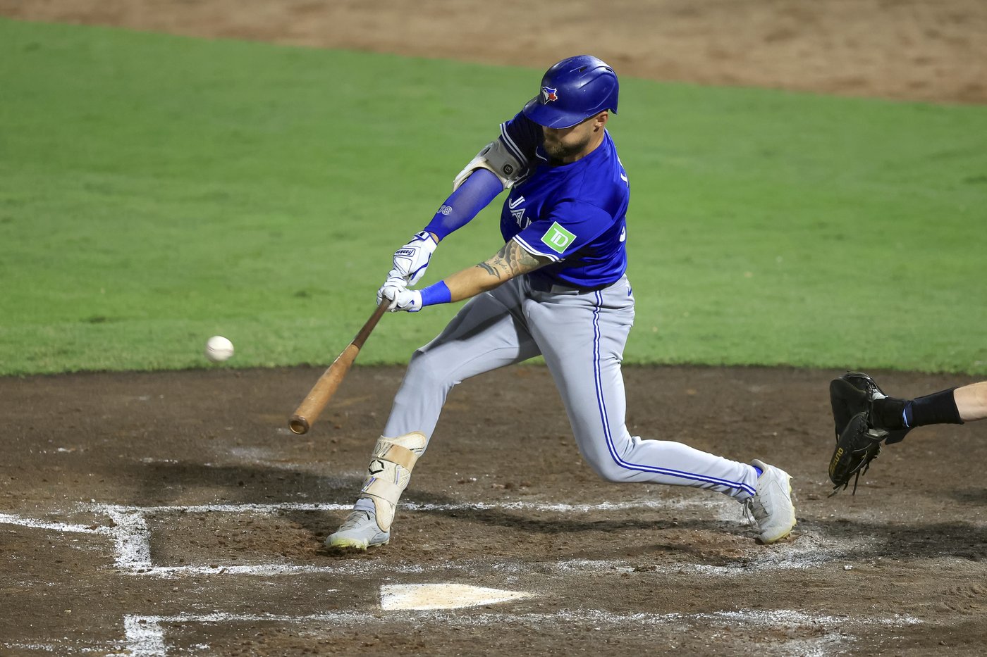 Blue Jays beat fading Rays 6-5 for 6th straight win, close in on AL East title | iNFOnews.ca