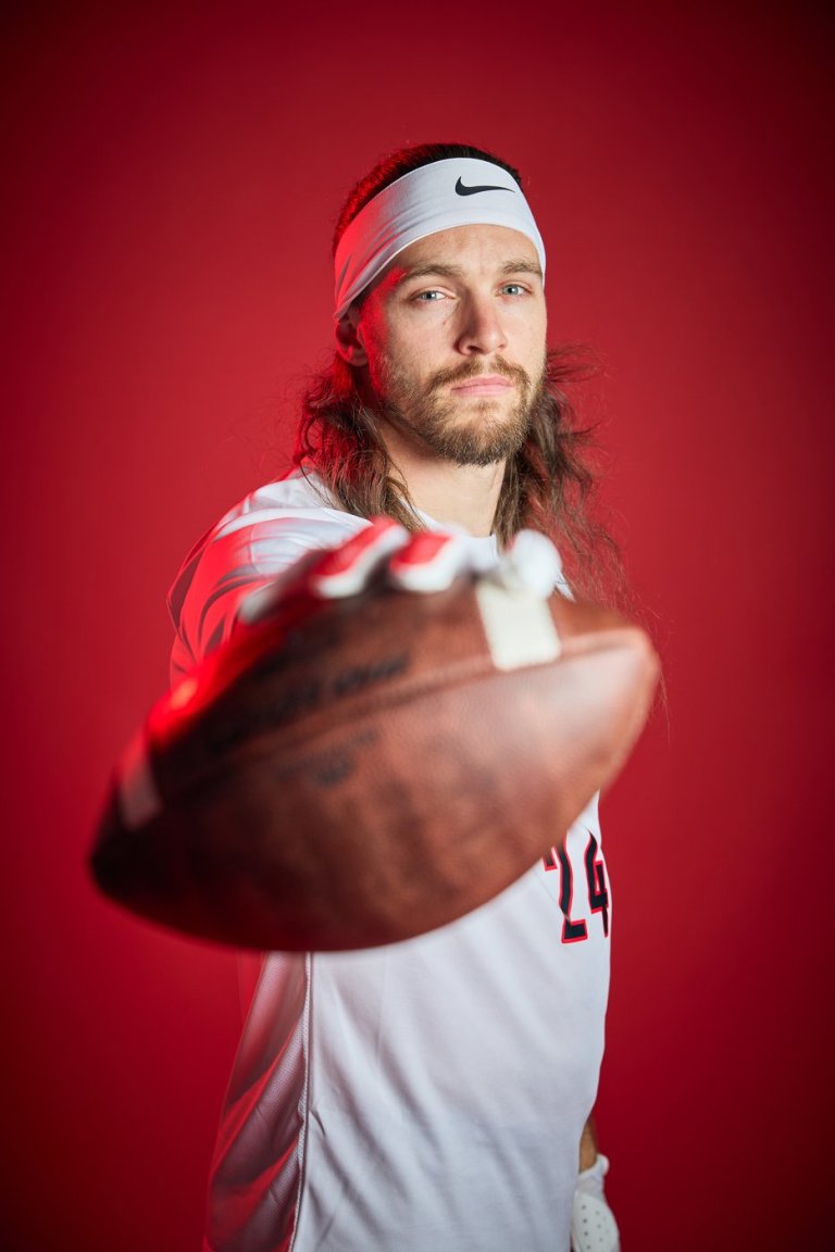 Former CFL player Dequoy back playing football with Canadian men's flag team | iNFOnews.ca