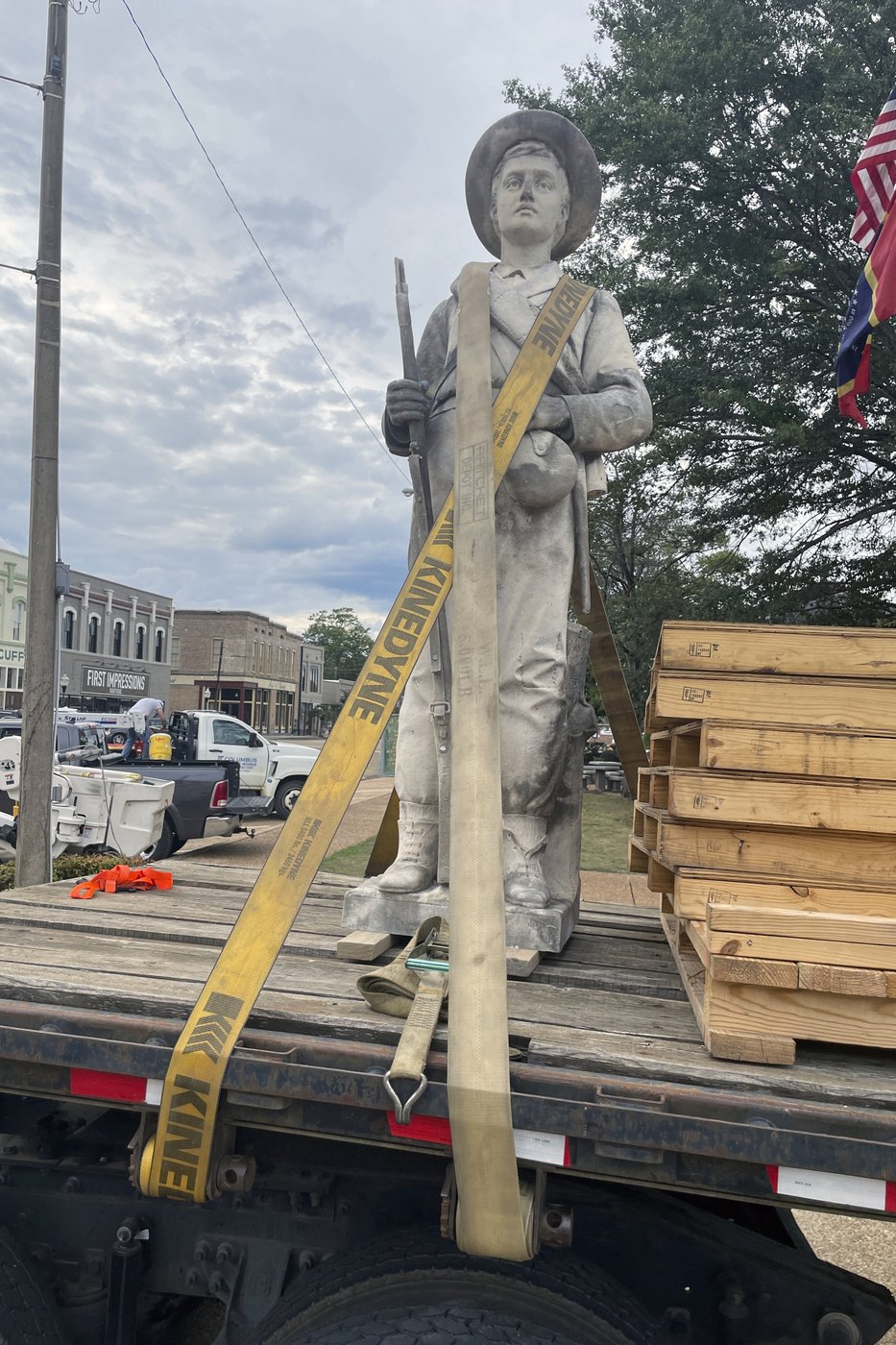 Mississippi mayor says a Confederate monument is staying in storage during a lawsuit | iNFOnews.ca