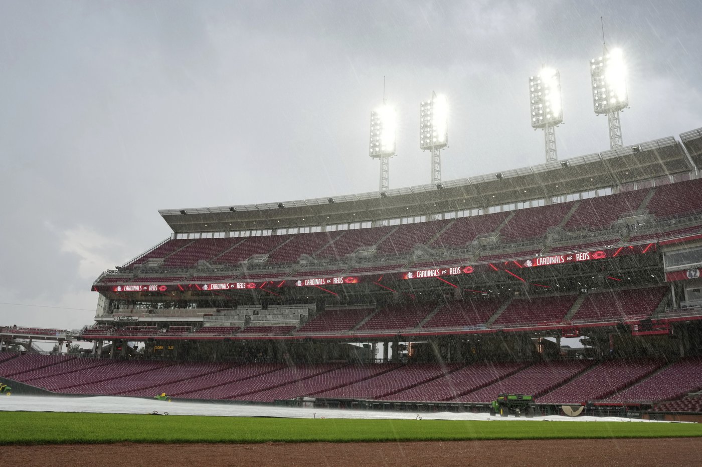Cardinals-Reds game postponed due to inclement weather to be made up in Wednesday doubleheader | iNFOnews.ca