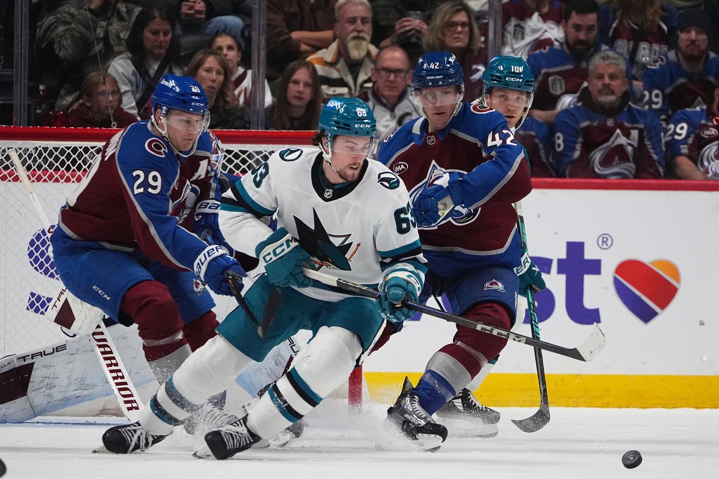 Avalanche win 10th straight, shut out Sharks 6-0 | iNFOnews.ca Avalanche win 10th straight, shut out Sharks 6-0 | iNFOnews.ca