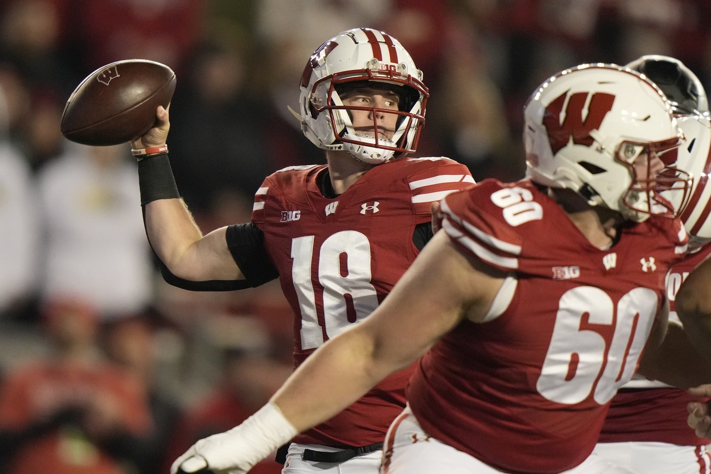 No. 1 Oregon rallies in 4th quarter to beat Wisconsin 16-13 | iNFOnews.ca