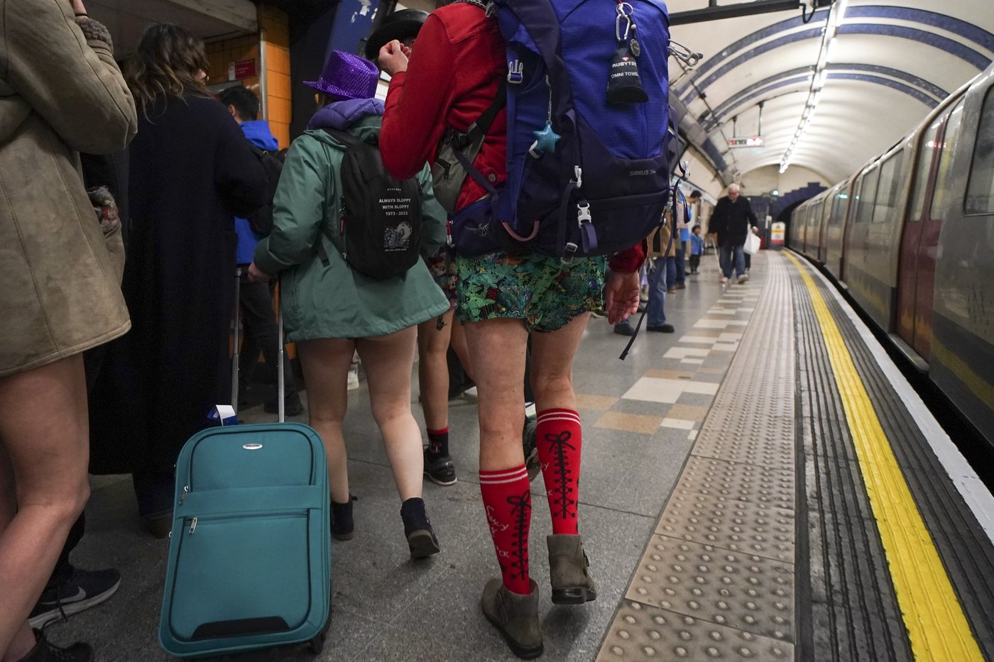 No pants? No problem. London subway riders bare their legs to brighten a gray winter day | iNFOnews.ca
