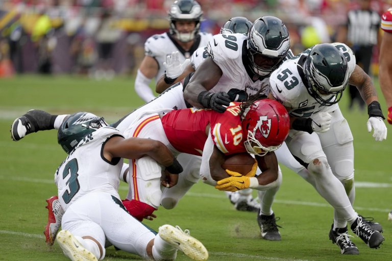 Eagles' defense shines in Super Bowl rematch as Philly beats the Chiefs 20-17 at Arrowhead Stadium | iNFOnews.ca