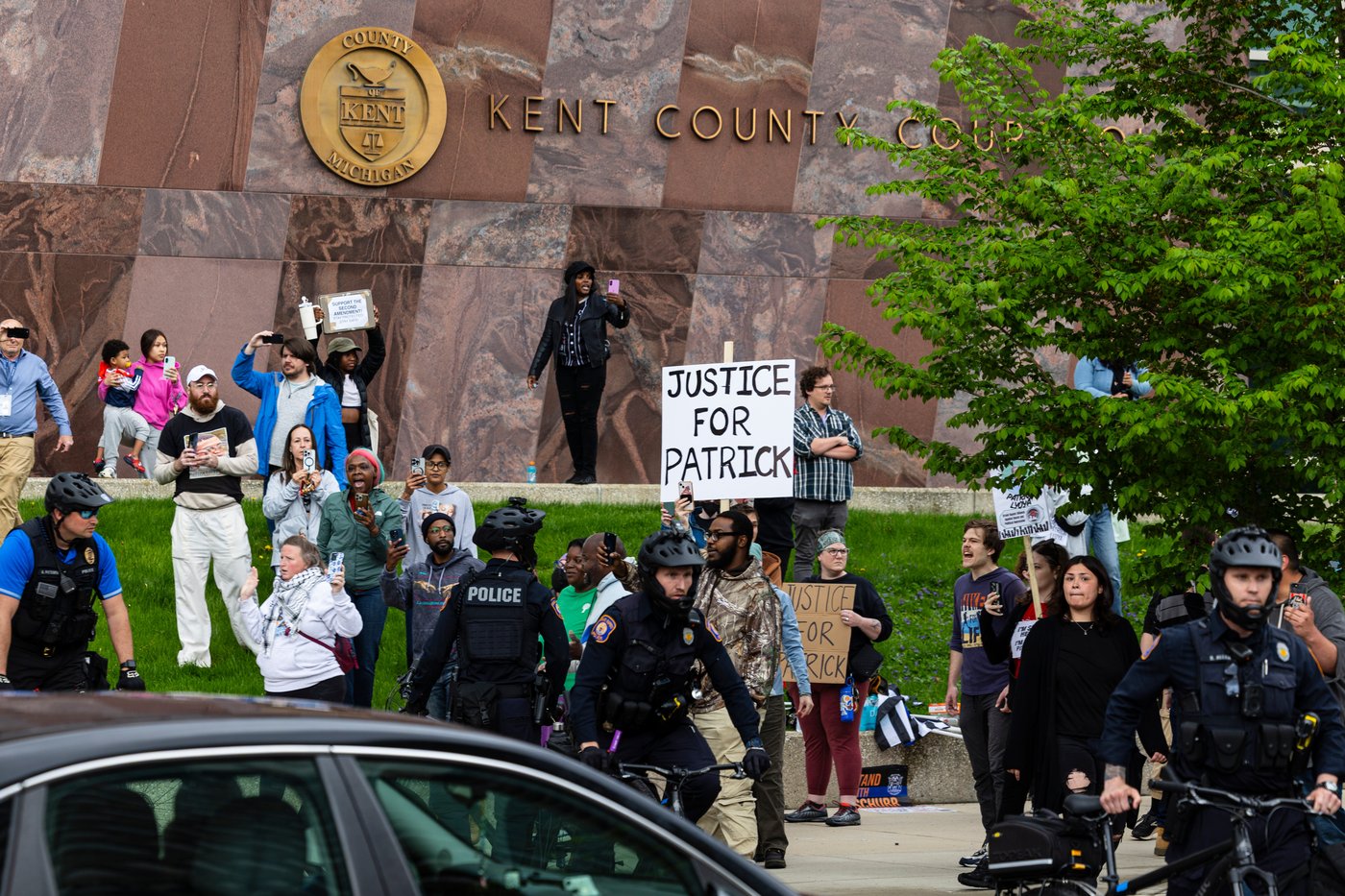 Jurors in Michigan officer's murder trial are struggling to reach a verdict, told to keep trying | iNFOnews.ca