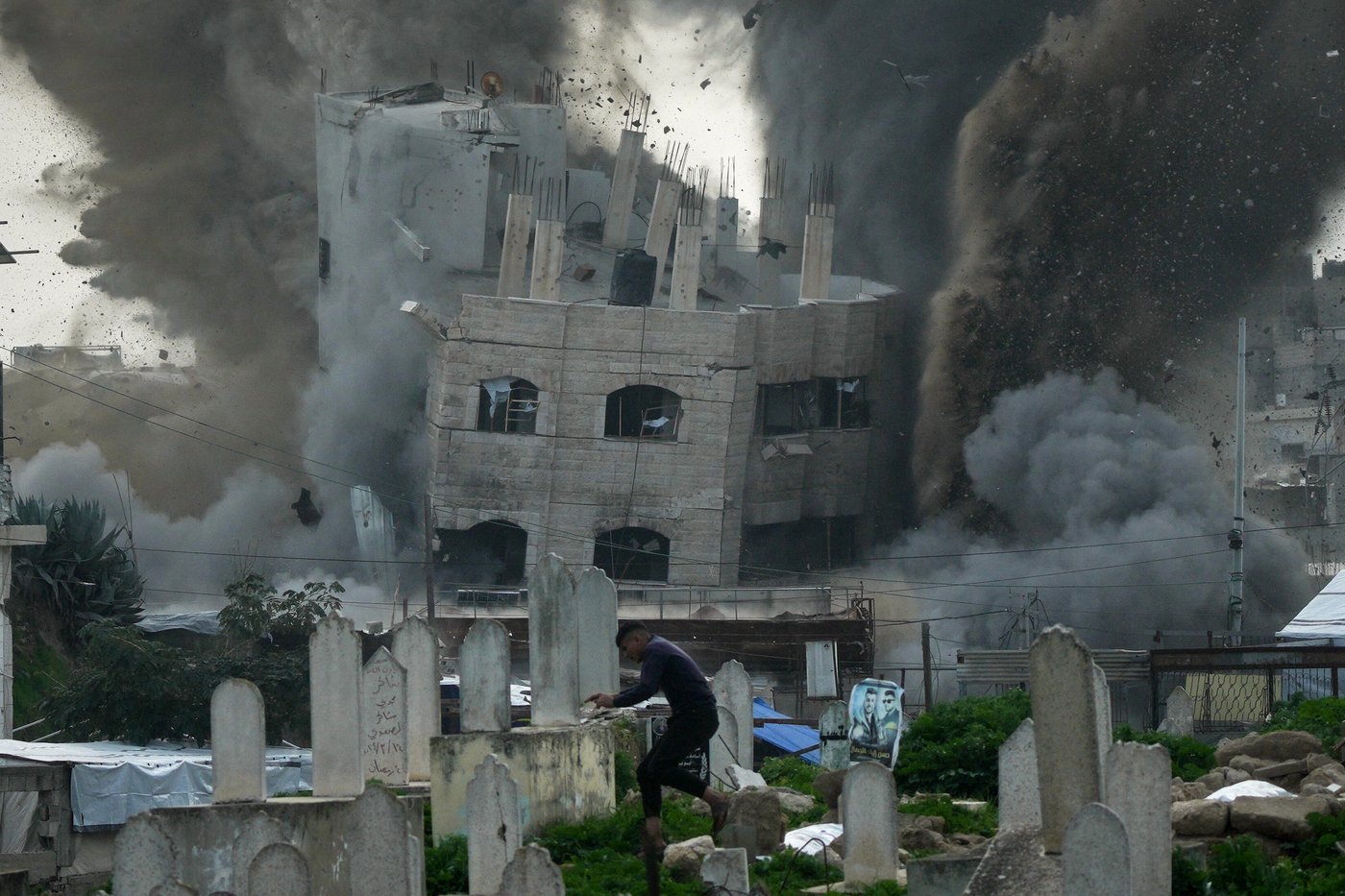 Photos show an Israeli strike blowing up a Gaza building in split-second detail | iNFOnews.ca