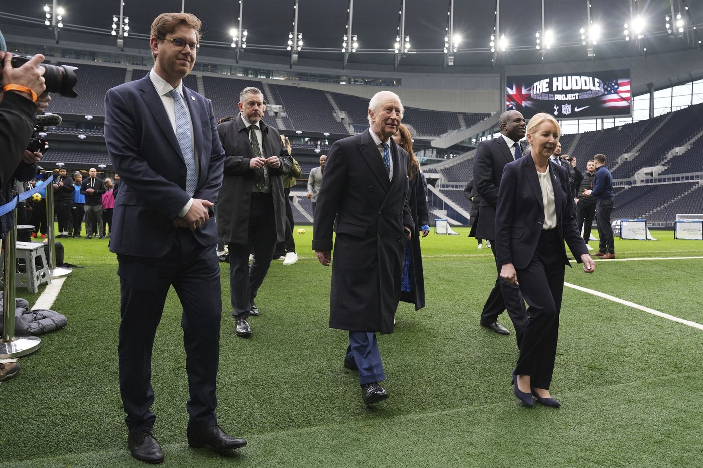 King Charles gets QB lesson at Tottenham Hotspur Stadium | iNFOnews.ca