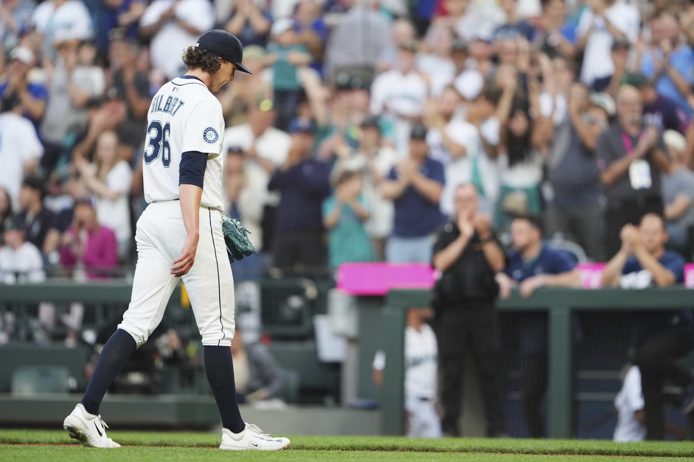 Raleigh's 39th home run leads Mariners to snap Brewers' 11-game win streak | iNFOnews.ca Raleigh's 39th home run leads Mariners to snap Brewers' 11-game win streak | iNFOnews.ca