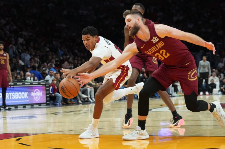 Andrew Wiggins' alley-oop dunk at OT buzzer gives Heat a 140-138 win over the Cavaliers | iNFOnews.ca
