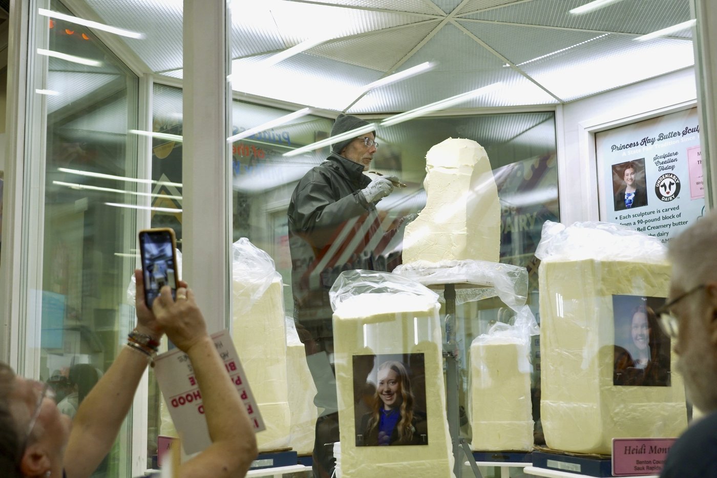 Minnesota State Fair butter sculpture tradition has dairy princesses bundling up in the summer | iNFOnews.ca