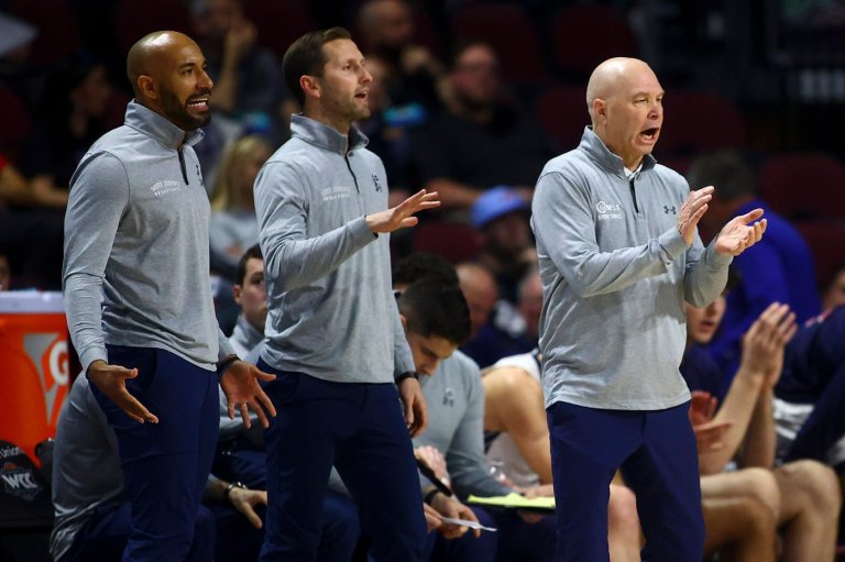Saint Mary's hires Mickey McConnell to replace coach Randy Bennett, AP source says | iNFOnews.ca
