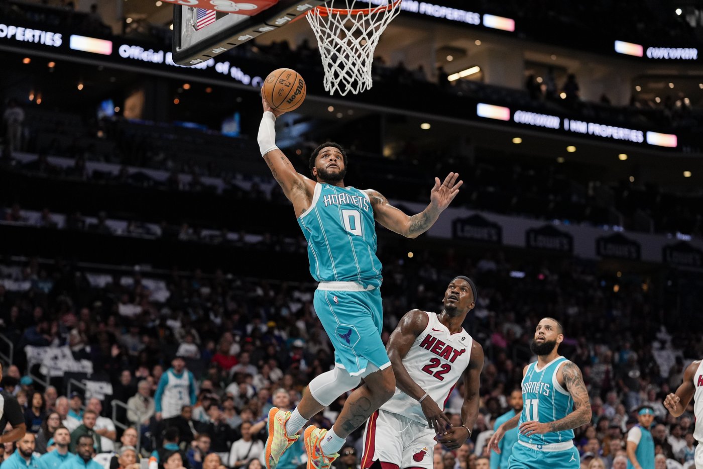 Jimmy Butler's scores 13 of 26 points in fourth quarter as Heat hold off pesky Hornets 114-106 | iNFOnews.ca