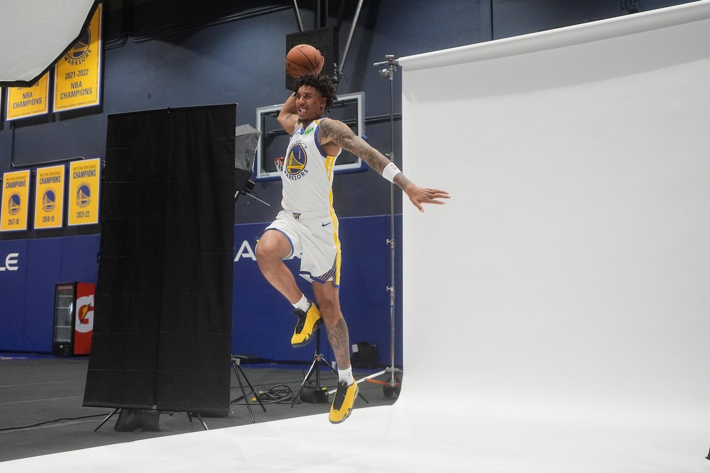 Stephen Curry's desire to win again, finish career with Warriors led to him accepting less money | iNFOnews.ca