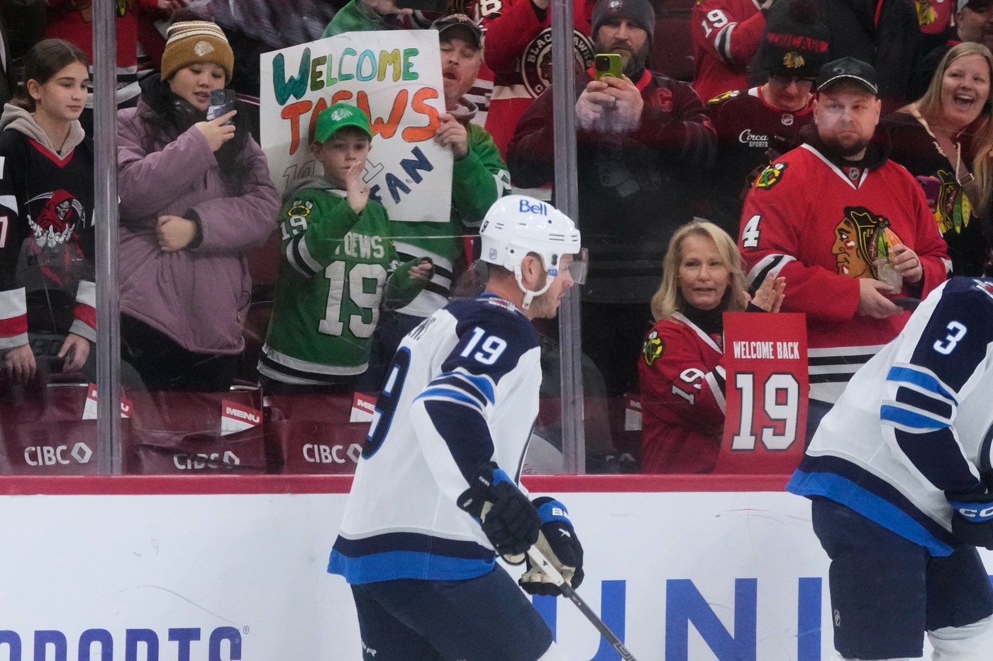Jonathan Toews gets standing ovation in return to Chicago with Winnipeg Jets | iNFOnews.ca Jonathan Toews gets standing ovation in return to Chicago with Winnipeg Jets | iNFOnews.ca