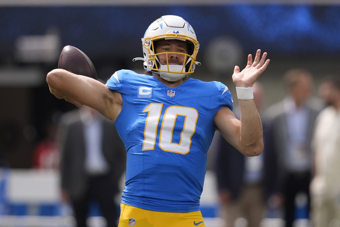 With two backup tackles and a sprained ankle, Justin Herbert perseveres in the Chargers' narrow loss | iNFOnews.ca