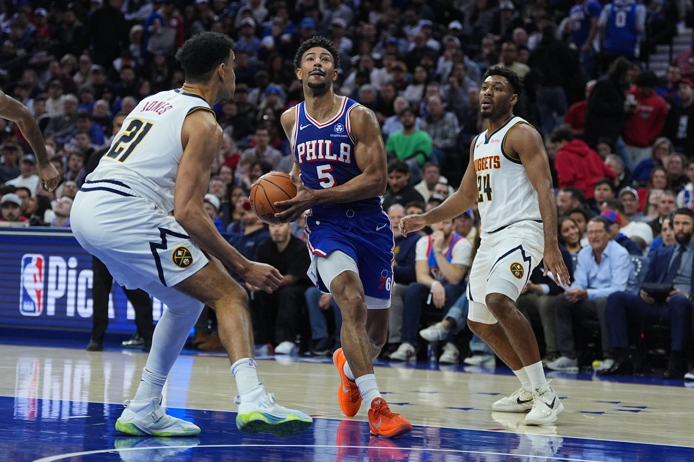 Brown's goaltended layup in OT lifts short-handed Nuggets over 76ers 125-124 | iNFOnews.ca