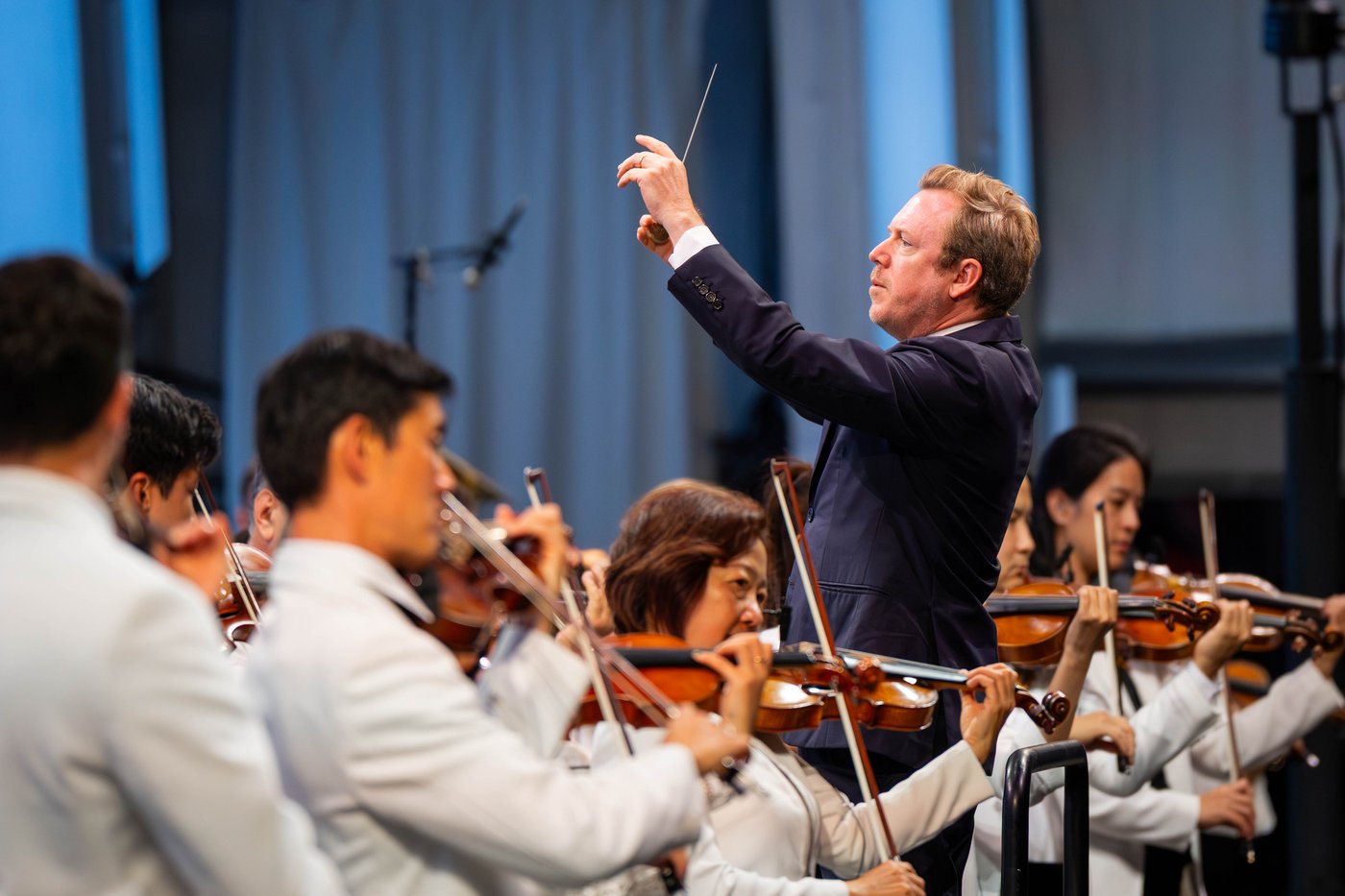 Daniel Harding, British conductor and pilot, to follow Dudamel as LA Philharmonic music director | iNFOnews.ca