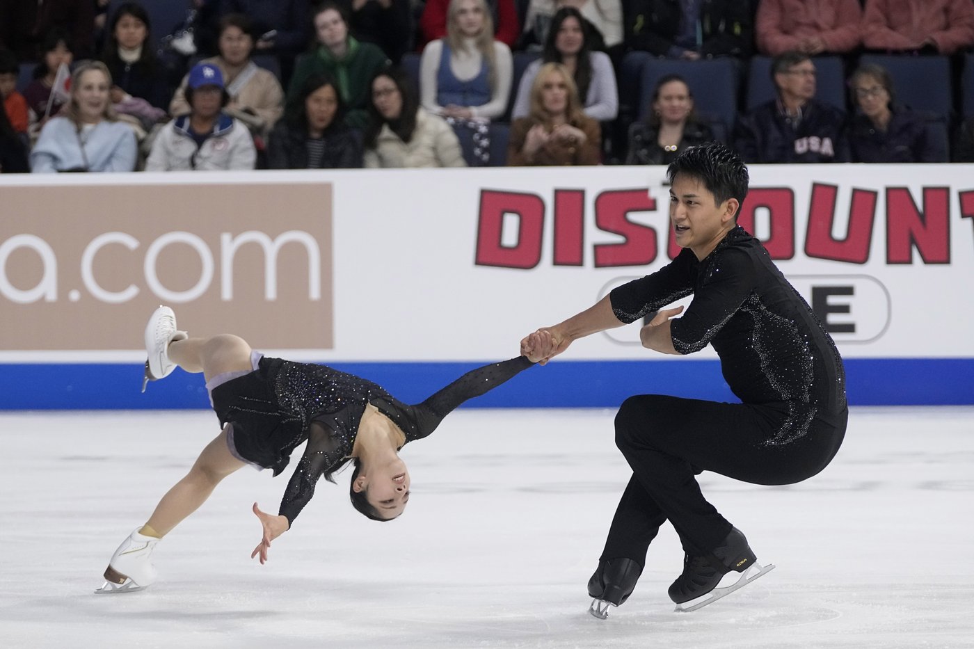 US skaters Isabeau Levito, Bradie Tennell lead after short program at season-opening Skate America | iNFOnews.ca