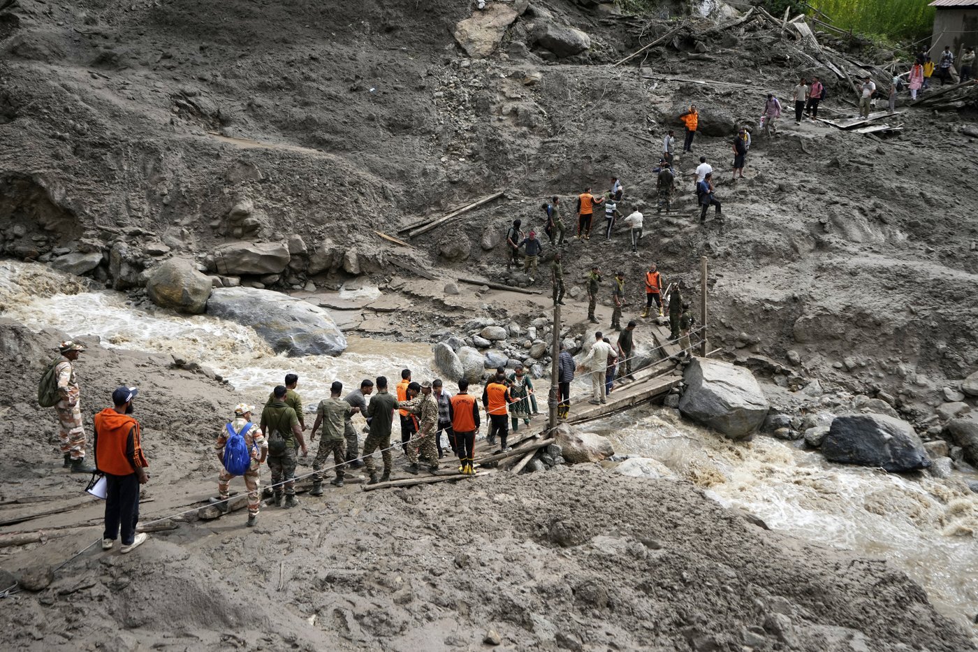 Flash floods kill more than 280 people in India and Pakistan as thousands flee | iNFOnews.ca Flash floods kill more than 280 people in India and Pakistan as thousands flee | iNFOnews.ca