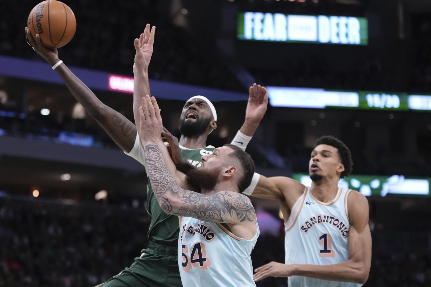 Lillard scores 26 points, Antetokounmpo adds 25 points and 16 rebounds as Bucks beat Spurs 121-105 | iNFOnews.ca
