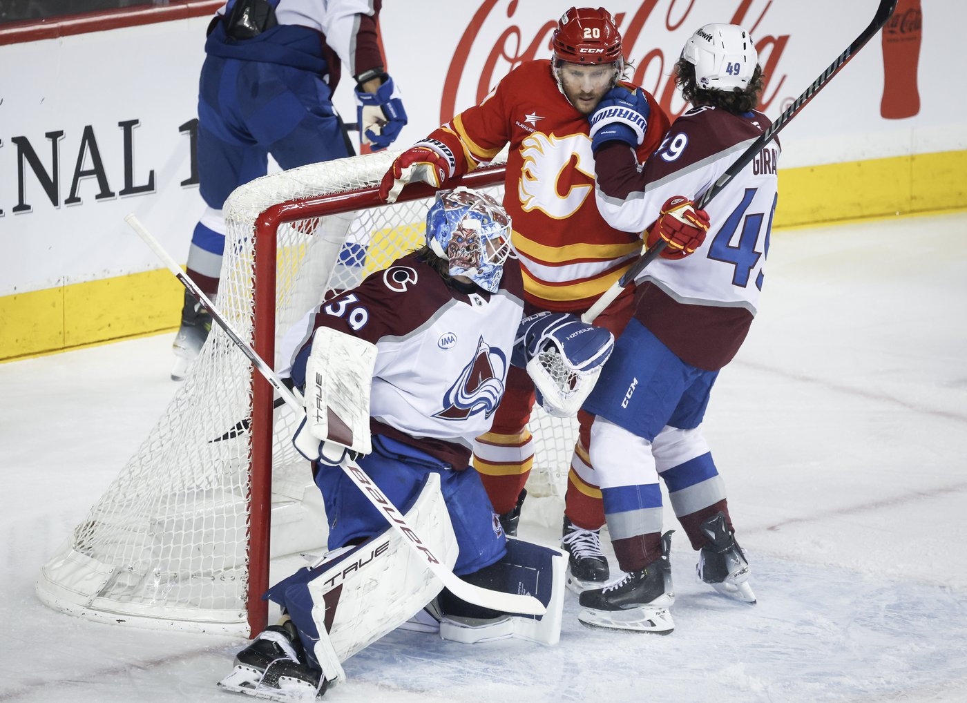 MacKinnon drives second-period surge for Avalanche in 4-2 win over Flames | iNFOnews.ca