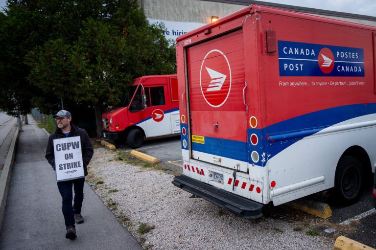 Canada Post, union set to meet again as rotating strike stretches on | iNFOnews.ca Canada Post, union set to meet again as rotating strike stretches on | iNFOnews.ca